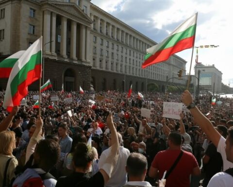 proteste-regierung-ruecktritt