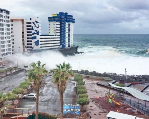 riesenwelle-teneriffa-felsbecken-tote