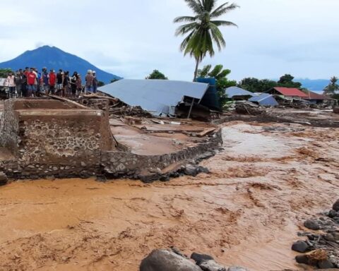 indonesien-ueberschwemmungen-todesopfer-500