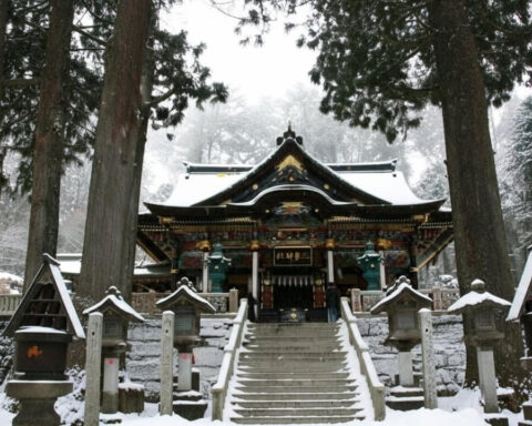 japan-schrein-schnee-not