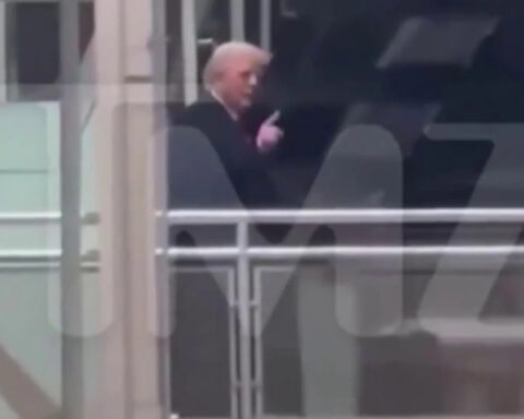 trump-mittelfinger-arbeiter-skandal