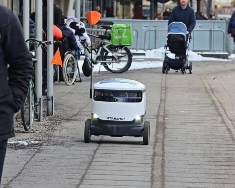 roboter-liefern-supermarkt-einkauf