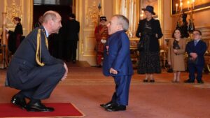 warwick-davis-obe-news
