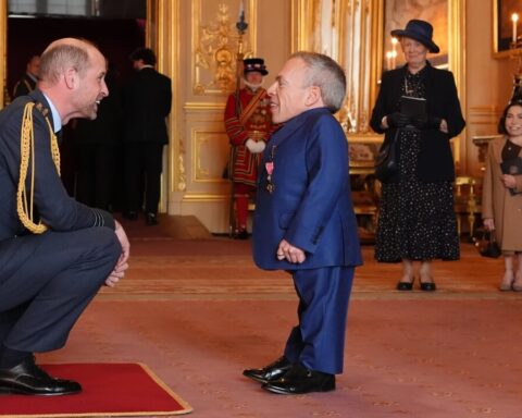 warwick-davis-obe-news