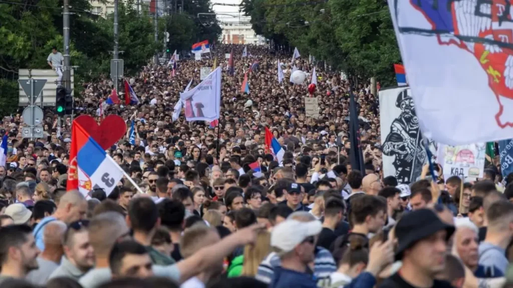 massenprotest-in-serbien