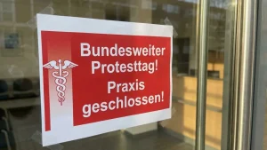 arztpraxis-protest-geschlossen-bleiben
