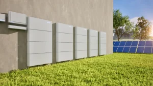 Balkonkraftwerk mit Solarmodulen und bepflanztem Balkonspeicher an einer Hausfassade.