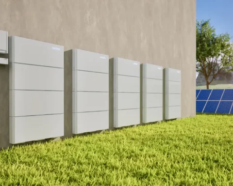 Balkonkraftwerk mit Solarmodulen und bepflanztem Balkonspeicher an einer Hausfassade.
