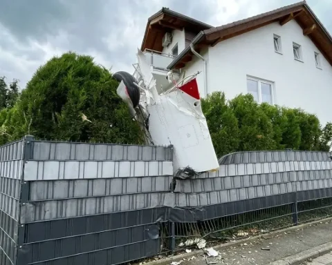 flugzeugabsturz-limburgerhof-maschine-zerbricht